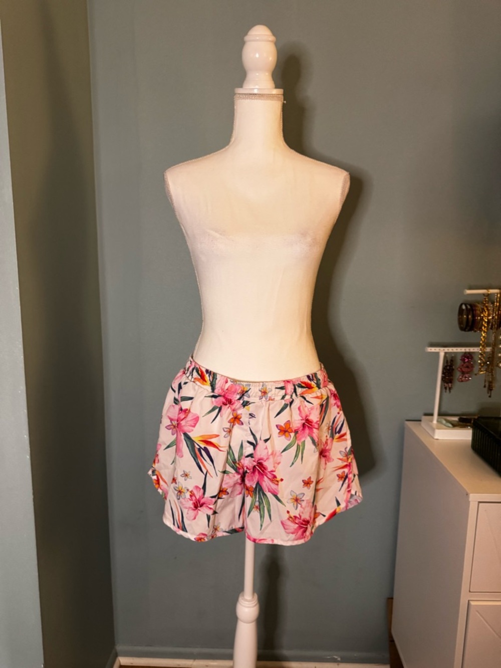 Old Navy White Active Running Shorts Floral Tropical XL EUC